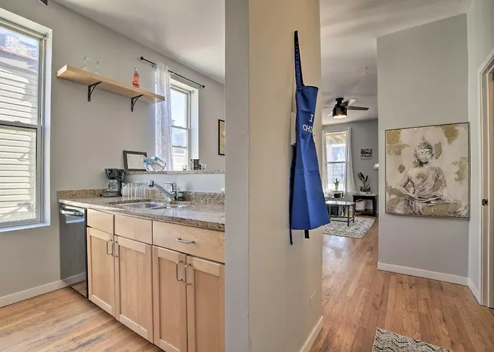 Elegant Retreat With Spacious Balcony! Appartement
