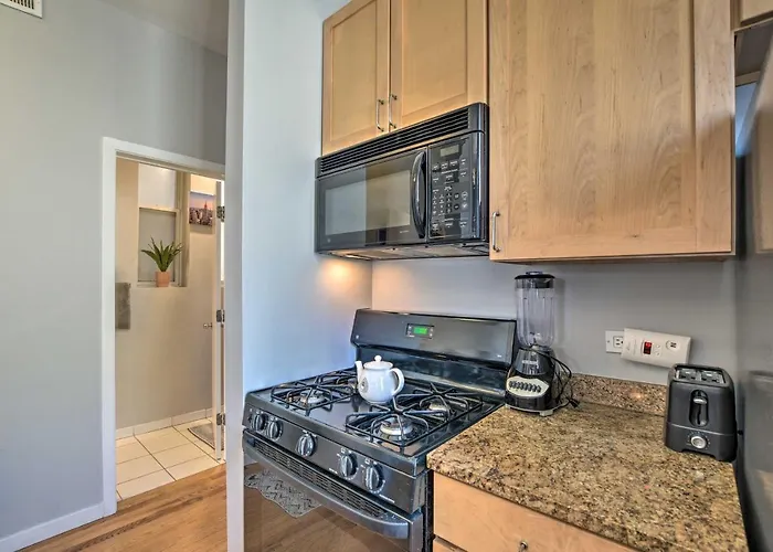 Elegant Retreat With Spacious Balcony! * Chicago