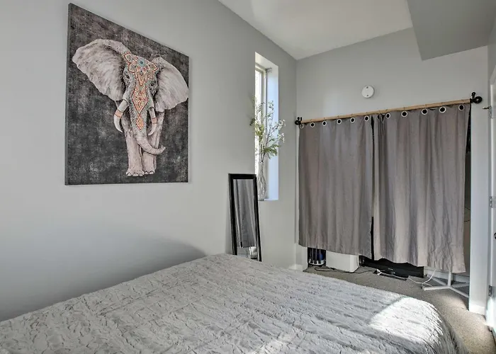 Appartement Elegant Retreat With Spacious Balcony! *