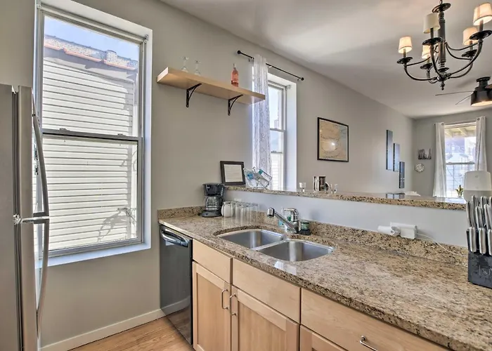 Elegant Retreat With Spacious Balcony! Chicago