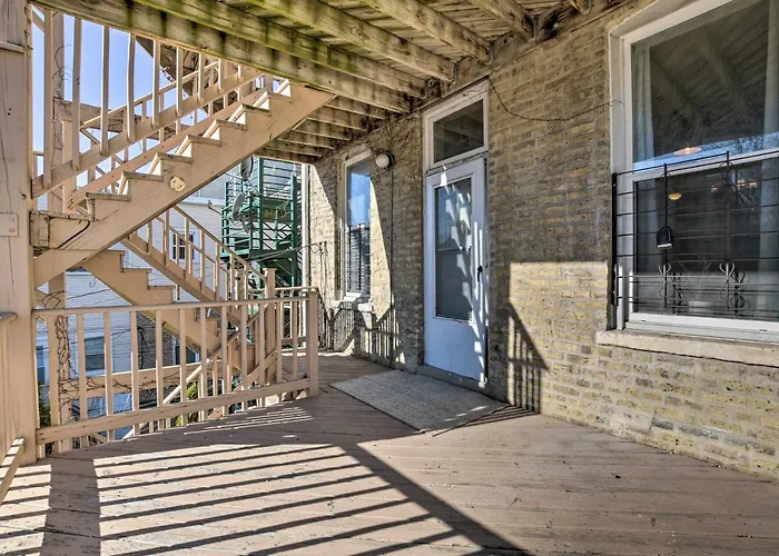 Elegant Retreat With Spacious Balcony! * Chicago